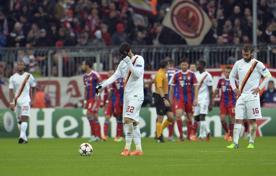 De Rossi e Destro delusi dopo il 2-0: la Roma perde ancora contro il Bayern. Ap
